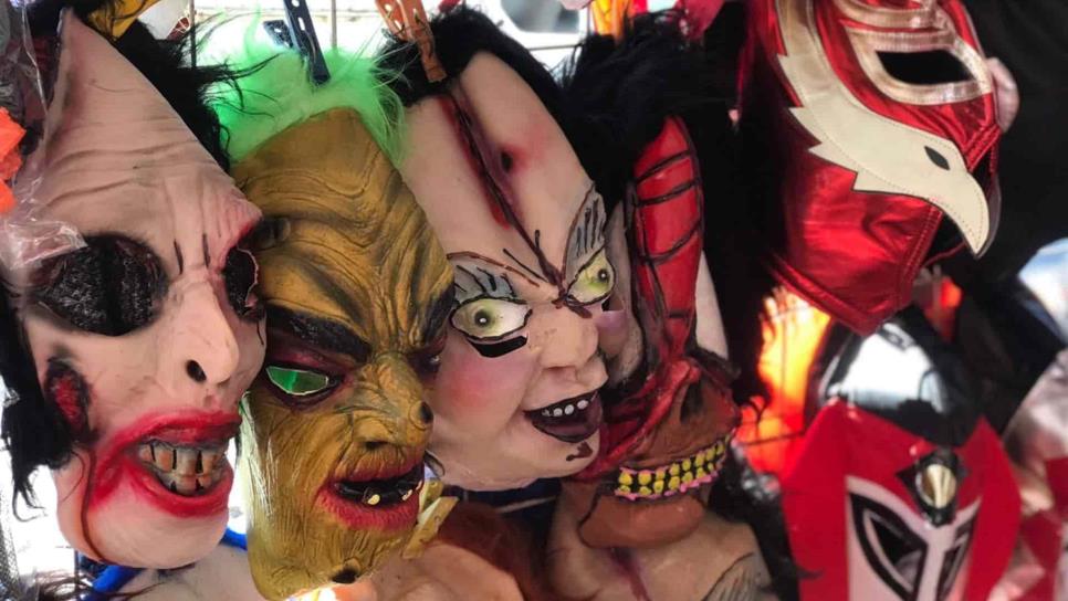 Colgados se quedan los disfraces y mascaras de Halloween