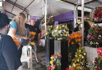 Priva incertidumbre en floristas de Mazatlán por restricciones en panteones