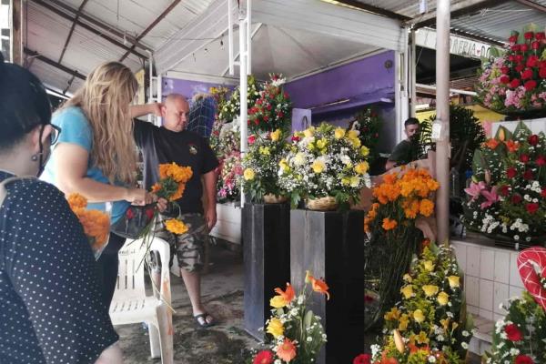 Priva incertidumbre en floristas de Mazatlán por restricciones en panteones