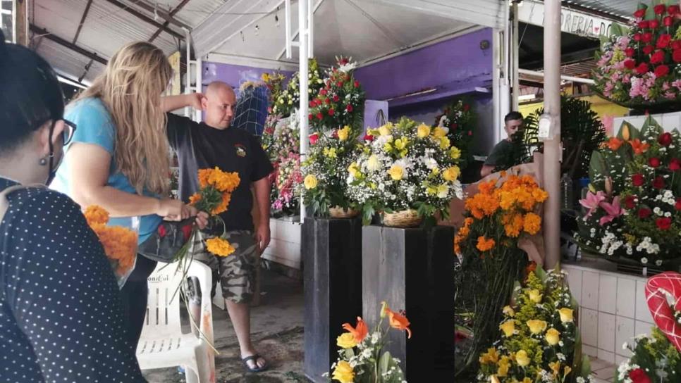 Priva incertidumbre en floristas de Mazatlán por restricciones en panteones