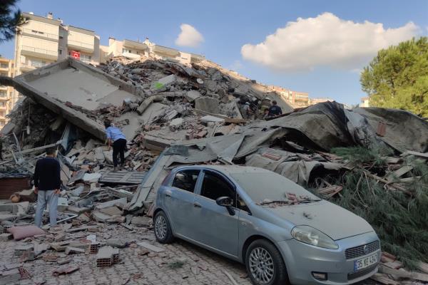 Al menos 4 muertos y 120 heridos tras terremoto y tsunami en Turquía
