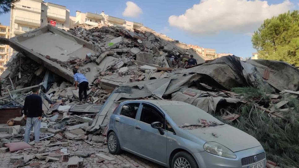 Al menos 4 muertos y 120 heridos tras terremoto y tsunami en Turquía