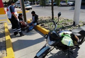 Motociclista lesionado tras caer en bache de Los Mochis