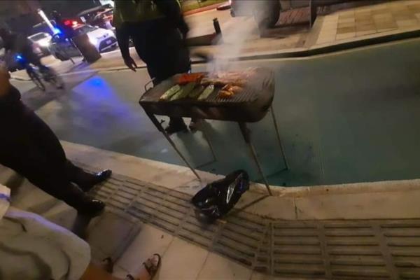 Turistas arman la carnita asada en ciclovía del Malecón