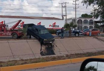 Se le votan los cambios a una camioneta y se cae al Dren Juárez