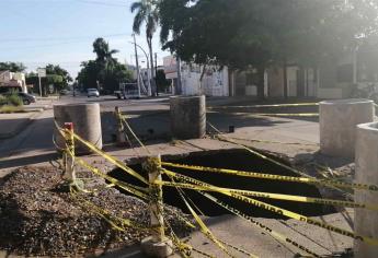 Lluvias agrandan socavón de calle Niños Héroes, en Los Mochis