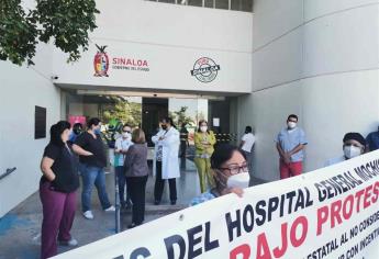 Trabajadores de la salud laboran bajo protesta ante la falta del bono covid