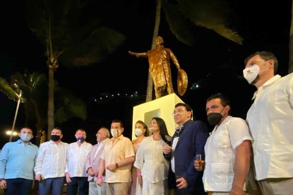 Inauguran estatua de José Alfredo Jiménez en Mazatlán