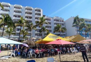 Desplazados instalan plantón en zona turística de Mazatlán