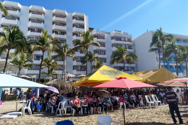 Desplazados instalan plantón en zona turística de Mazatlán