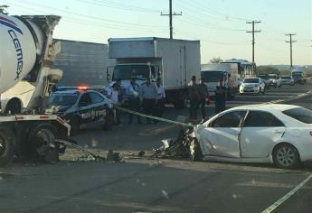 Muere automovilista al chocar contra revolvedora