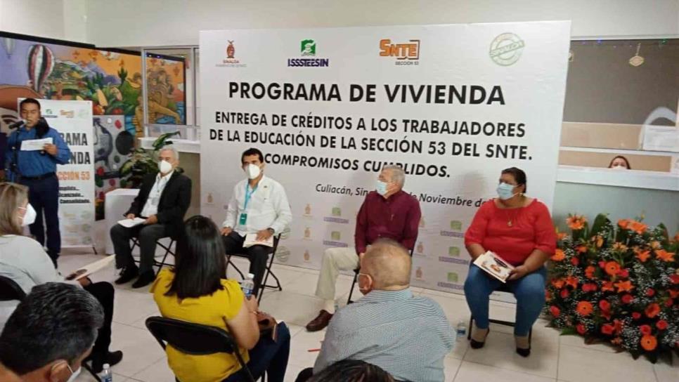 Entregan 29 créditos de vivienda a trabajadores de la educación