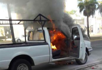 Se incendia camioneta al poniente de Los Mochis