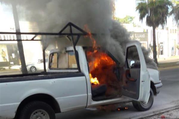 Se incendia camioneta al poniente de Los Mochis
