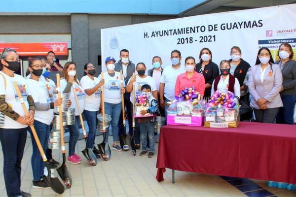 Ayuntamiento de Guaymas regala palas a mujeres para buscar a sus desaparecidos