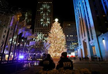 Nueva York inaugura época navideña al encender el árbol de Rockefeller