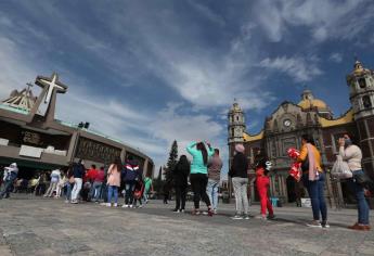 Peregrinos hacen fila en la Basílica antes del cierre por Covid-19