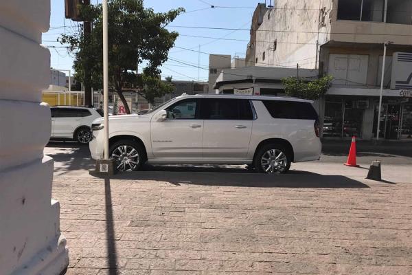 Compra Estrada Ferreiro Suburban de 1.6 mdp y aumenta su sueldo