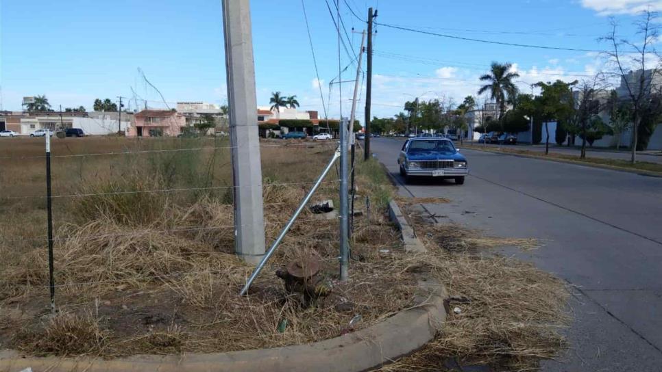 Cercan terreno sin dejar espacio para peatones en Las Fuentes