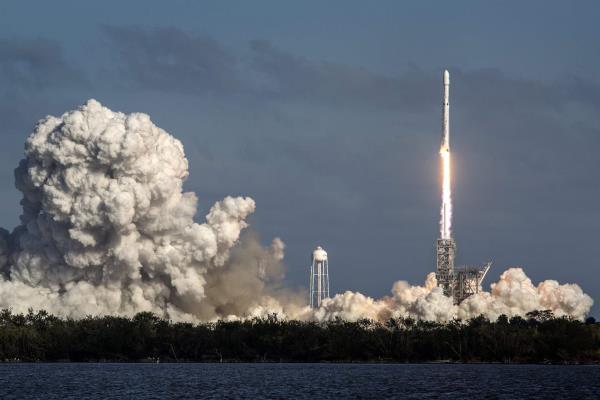 Nave de SpaceX explota durante un aterrizaje de prueba