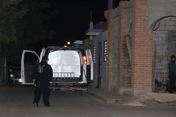 De dos balazos, encuentran asesinado a velador en casa que cuidaba