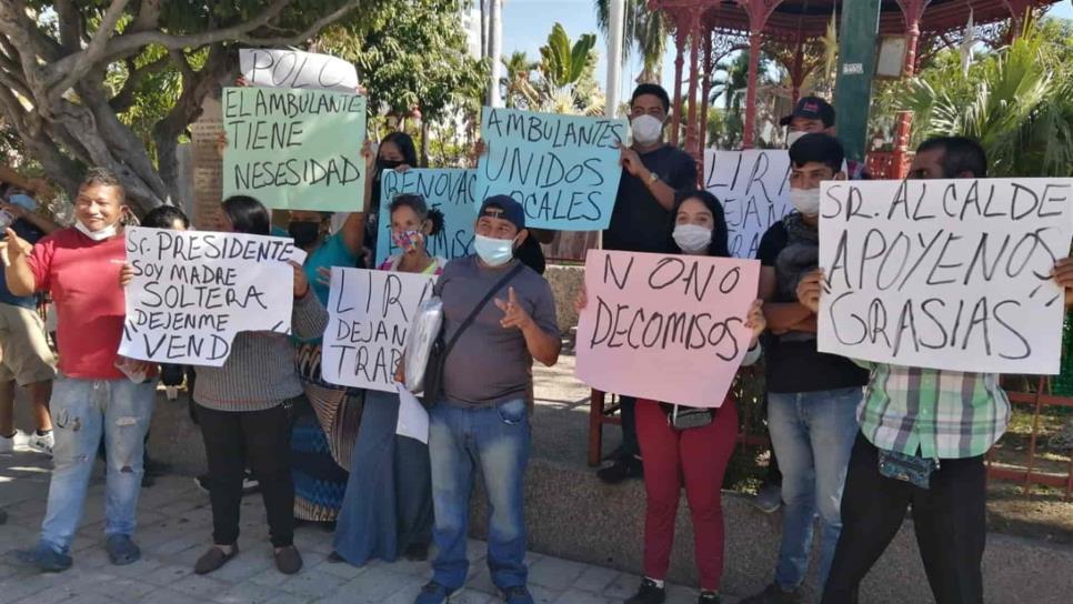 Protestan vendedores ambulantes en Ayuntamiento de Mazatlán