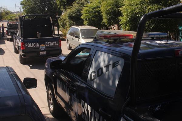Sale a la tienda y la persigue una camioneta