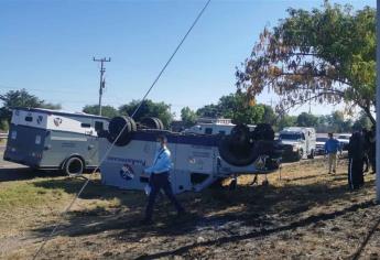 Camión de transporte de valores vuelca en Culiacán