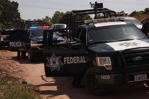 Policías federales y marinos golpean a un joven en el Centro de Los Mochis