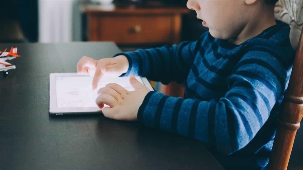 Uso excesivo de tablets o celulares vuelve agresivos y antisociales a niños: especialista