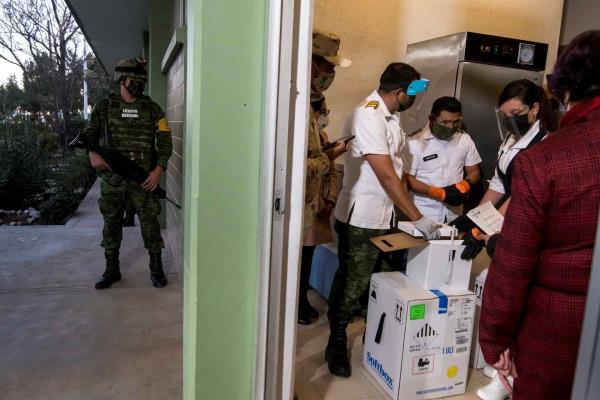 Arranca vacunación de médicos en Coahuila