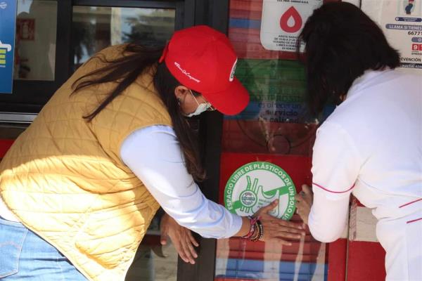 Sedesu entrega distintivo Espacio Libre de Plásticos de un Solo Uso a comercios en Navolato