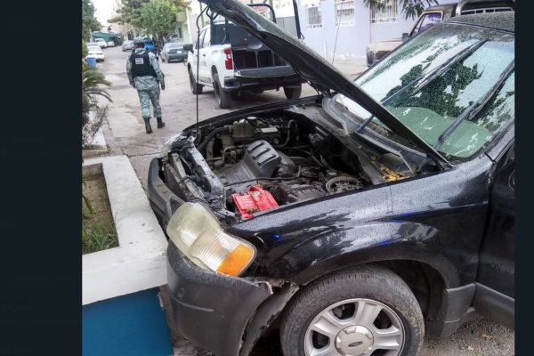 Persiguen a sujeto armado y se esconde en el techo de una casa