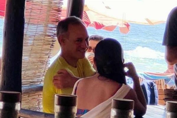 Captan a López-Gatell de vacaciones en la playa