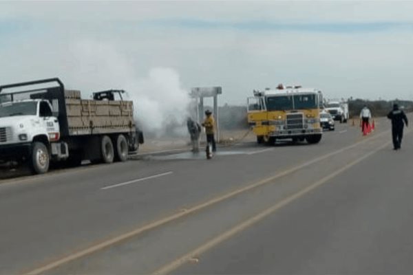 Se quema montacargas arriba de camión en la Mochis-Ahome