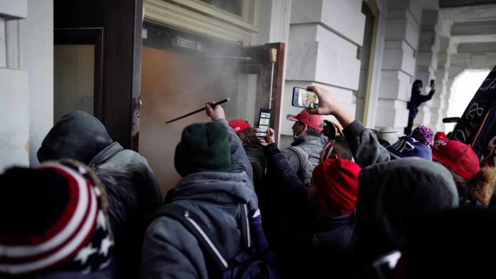 Cuatro muertos y 14 policías heridos durante el asalto al Capitolio de EE.UU.