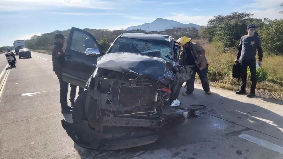 Choque entre camioneta y tráiler deja un muerto y tres heridos al sur de Sinaloa Choque entre camioneta y tráiler deja un muerto y tres heridos al sur de Sinaloa