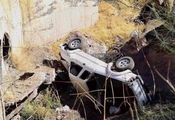 Muere joven tras caer en su camioneta al barranco de un arroyo, en Mocorito