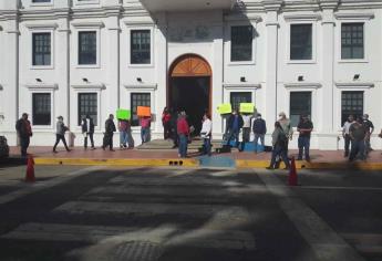 Protestan expolicías de Navolato frente al Ayuntamiento