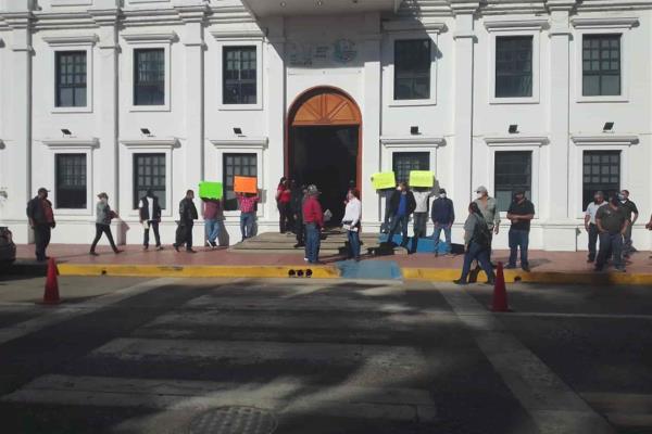 Protestan expolicías de Navolato frente al Ayuntamiento