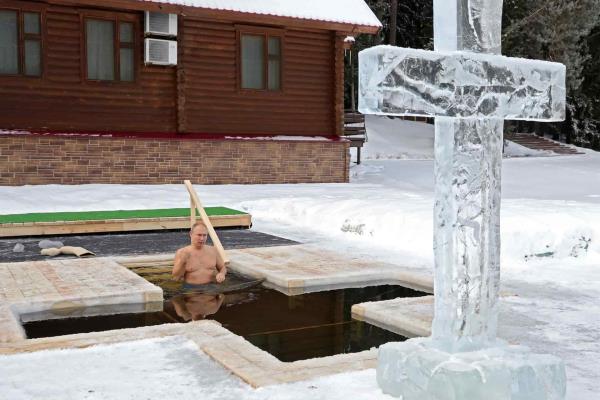 Putin se zambulle en agua helada en la Epifanía ortodoxa pese a la covid-19