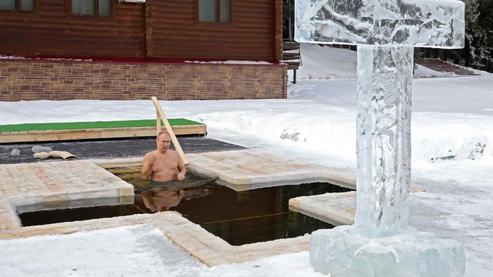 Putin se zambulle en agua helada en la Epifanía ortodoxa pese a la covid-19