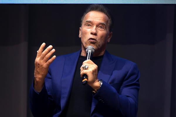 Schwarzenegger invita a ponerse la vacuna: Ven conmigo si quieres vivir