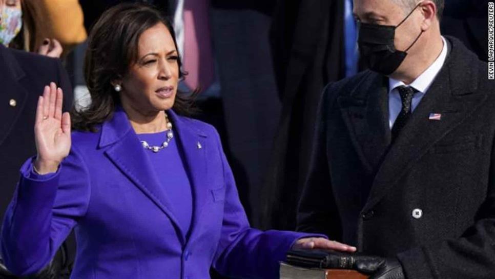 Kamala Harris hace historia al jurar como vicepresidenta de EE.UU.