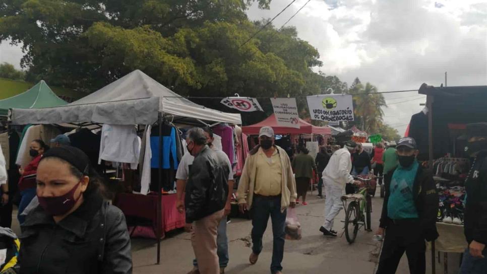 Acuden niños y personas sin cubrebocas al tianguis dominical de Los Mochis