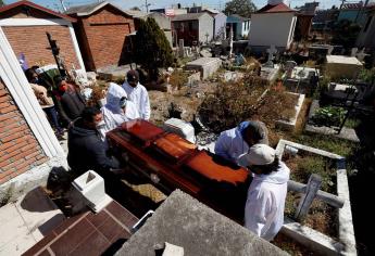 Cementerios de Ciudad de México, saturados por un nuevo pico de muertes