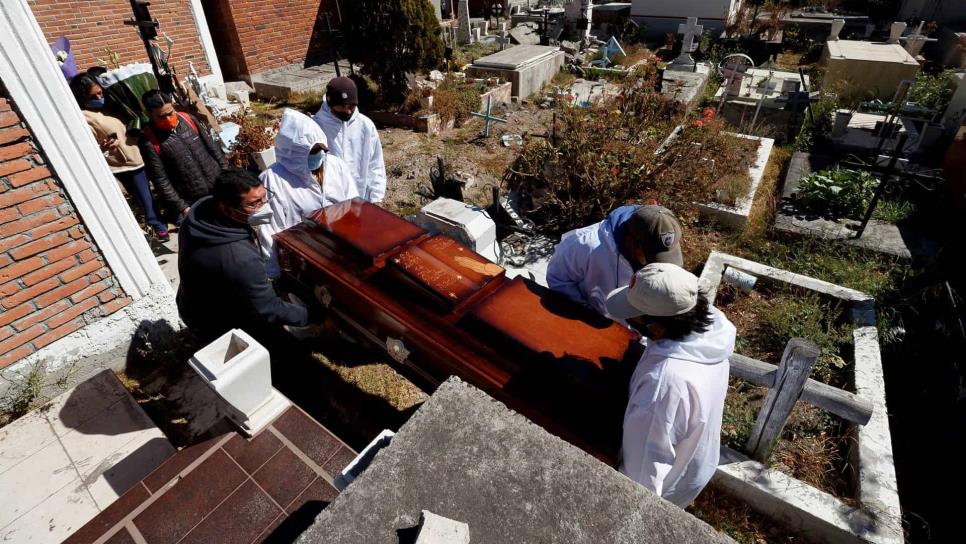 Cementerios de Ciudad de México, saturados por un nuevo pico de muertes