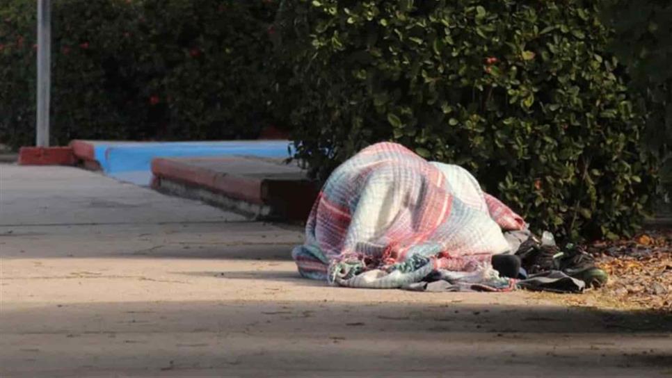 Piden donar cobijas para familias de pacientes que duermen afuera de los hospitales