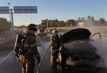 Se incendia un vehículo en el distribuidor vial de Los Mochis