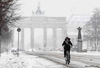 Fuertes nevadas y temperaturas gélidas colapsan el tráfico en media Alemania